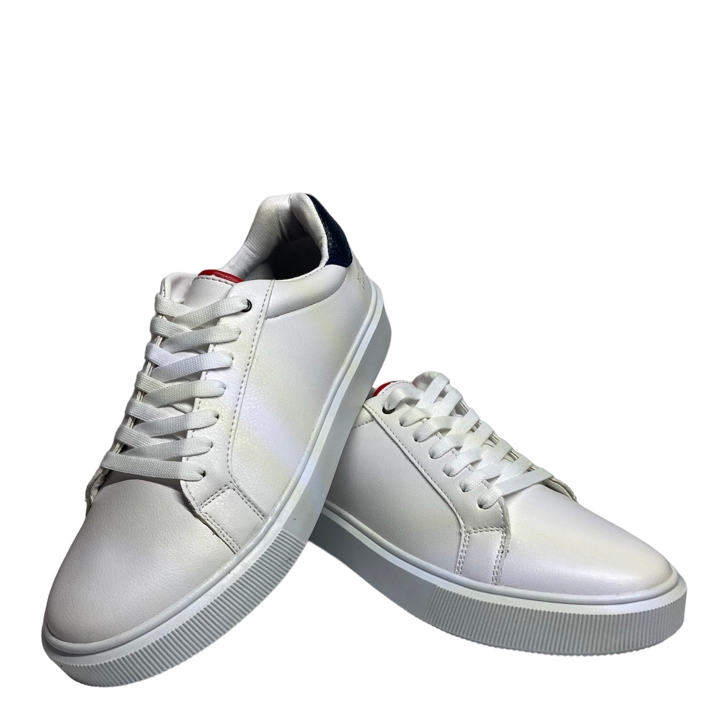 Descubre el equilibrio perfecto entre estilo y comodidad con nuestros tenis. Fabricados con puntera de Gamuza y suela blanca que añade un toque moderno a tu atuendo.Un estilo muy versátil y cómodo. Con plantilla ultra comoda. Envíos gratis a todo México