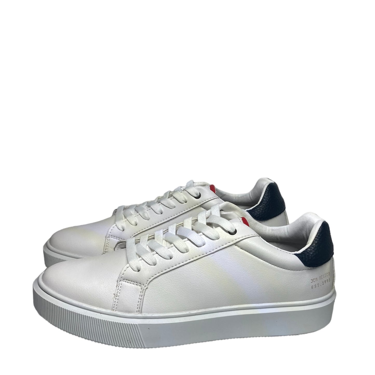 Descubre el equilibrio perfecto entre estilo y comodidad con nuestros tenis. Fabricados con puntera de Gamuza y suela blanca que añade un toque moderno a tu atuendo.Un estilo muy versátil y cómodo. Con plantilla ultra comoda. Envíos gratis a todo México