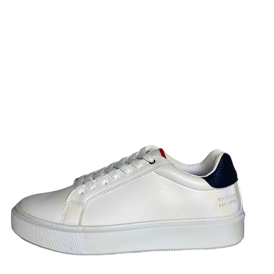 Descubre el equilibrio perfecto entre estilo y comodidad con nuestros tenis. Fabricados con puntera de Gamuza y suela blanca que añade un toque moderno a tu atuendo.Un estilo muy versátil y cómodo. Con plantilla ultra comoda. Envíos gratis a todo México